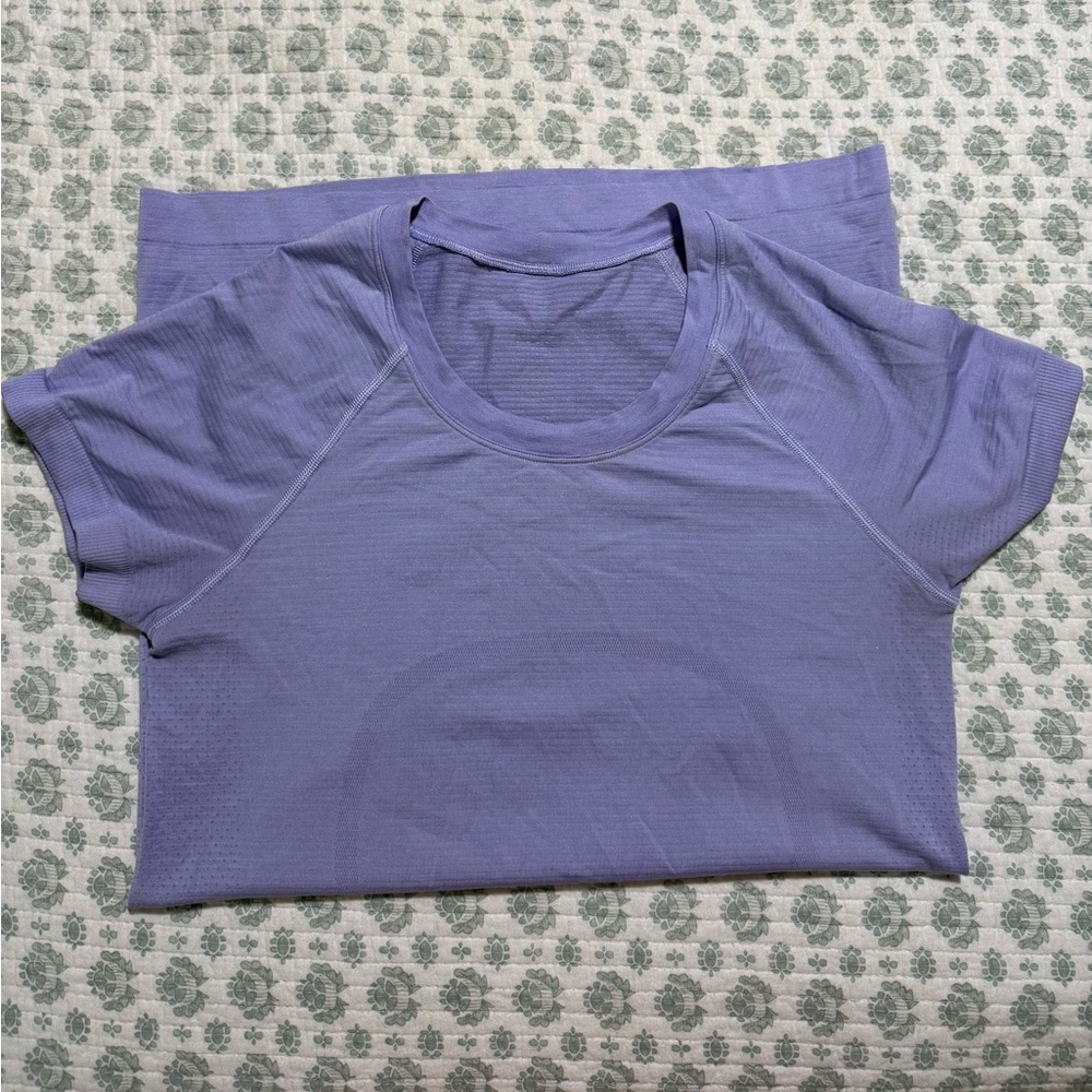 Women's Lululemon Swiftly Short Sleeve Shirt 2.0
Pretty Lilac Color Size 6
